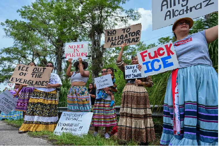 Protestas por la construcción de un nuevo centro de detención para migrantes irregulares en Everglades, Florida