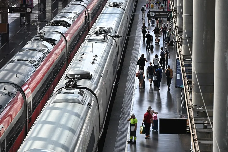 Varios usuarios caminan por los andenes de la Estación de Atocha, en Madrid